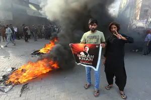 Detuvieron a un poderoso ex primer ministro de Pakistán y sus partidarios irrumpieron en un cuartel militar