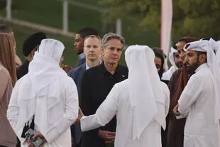El secretario de Estado de EE. UU., Anthony Blinken, en el centro, escucha a los funcionarios durante una visita al Oxygen Park en Education City, en Doha, Qatar, el lunes 21 de noviembre de 2022.