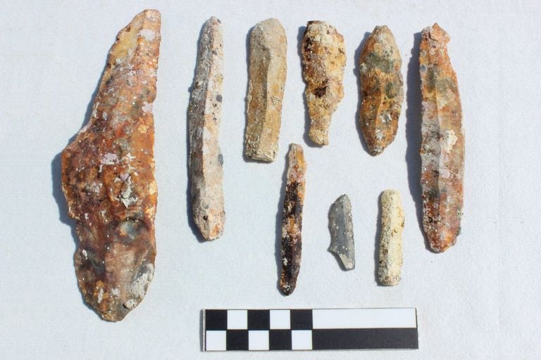 Los científicos descubrieron diversos tipos de herramientas, cerámicas y cuchillos de piedra