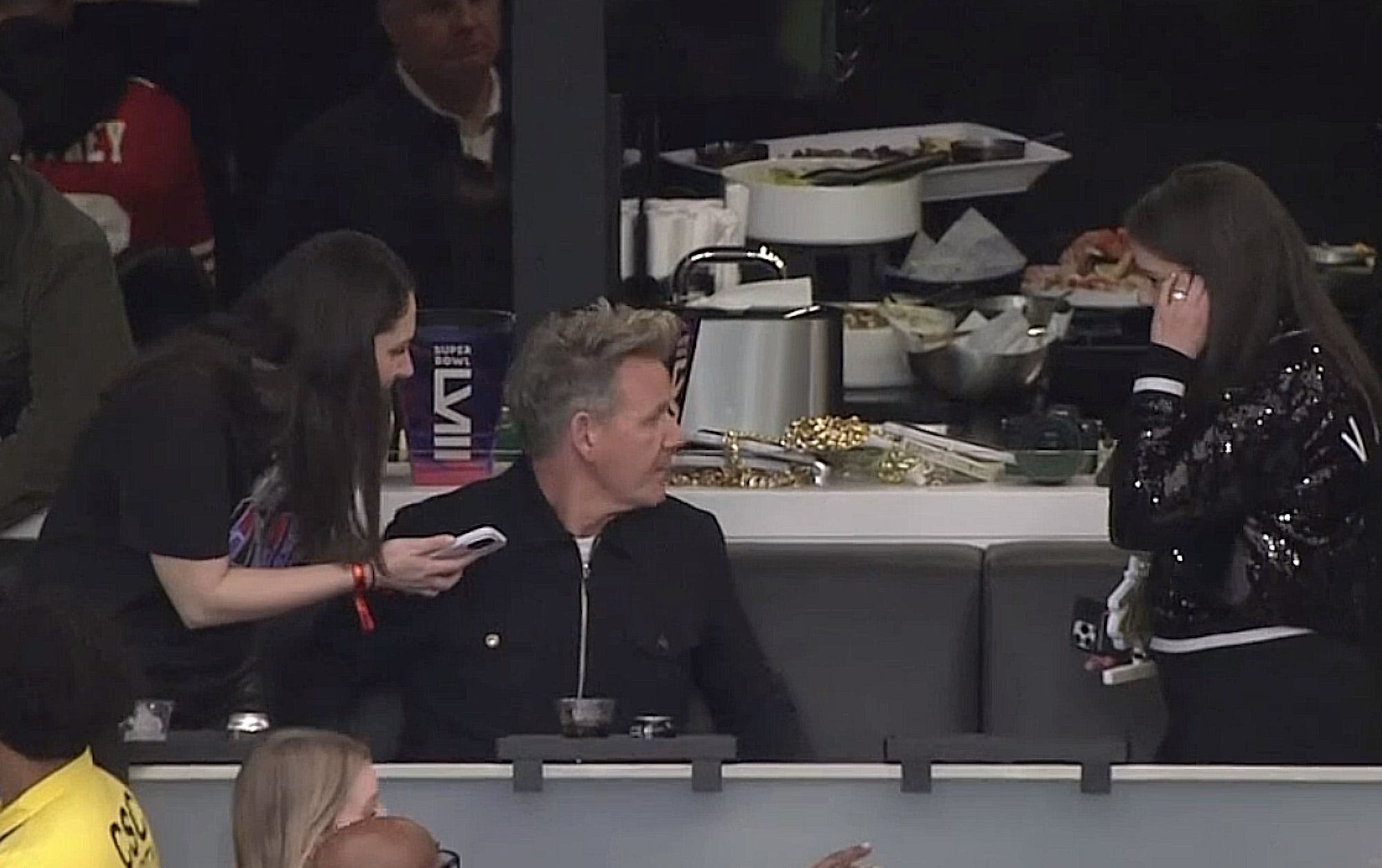 El reconocido chef Gordon Ramsay apareció en las tribunas en minutos previos al arranque