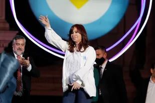 La gestión remota de Cristina Kirchner, las reuniones de Manzur y el malhumor contra Máximo