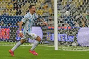 La pelota ya besa la red: el festejo de Angel Di María tras el 1-0 frente a Brasil