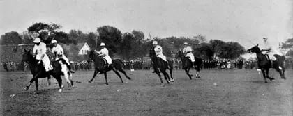 Una escena del seleccionado argentino frente a Estados Unidos en 1922, con Lacey (segundo desde la izquierda), Nelson (tercero) y Juan Miles (quinto) en acción.