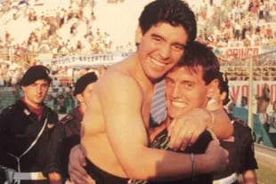 Goycochea y Maradona festejan el pase a semifinales tras derrotar por penales a Yugoslavia