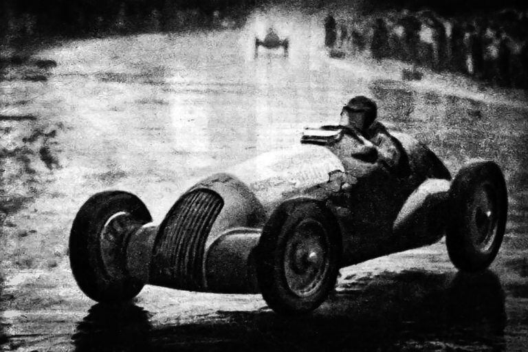 Maneuver under torrential rain Oscar Gálvez on the Palermo street circuit: the Aguilucho bought the Alfa Romeo, for 65 thousand pesos, three years before the brilliant triumph