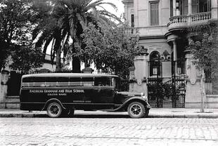 Ómnibus escolar frente al Colegio Ward de Av. Rivadavia 6100. Fue propiedad de Ciriaco Morea. Demolida. Foto 1931.