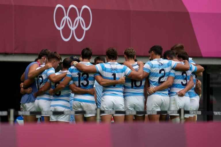 El equipo de Argentina se agrupa tras ganar su partido contra Corea del Sur en los Juegos Olímpicos 