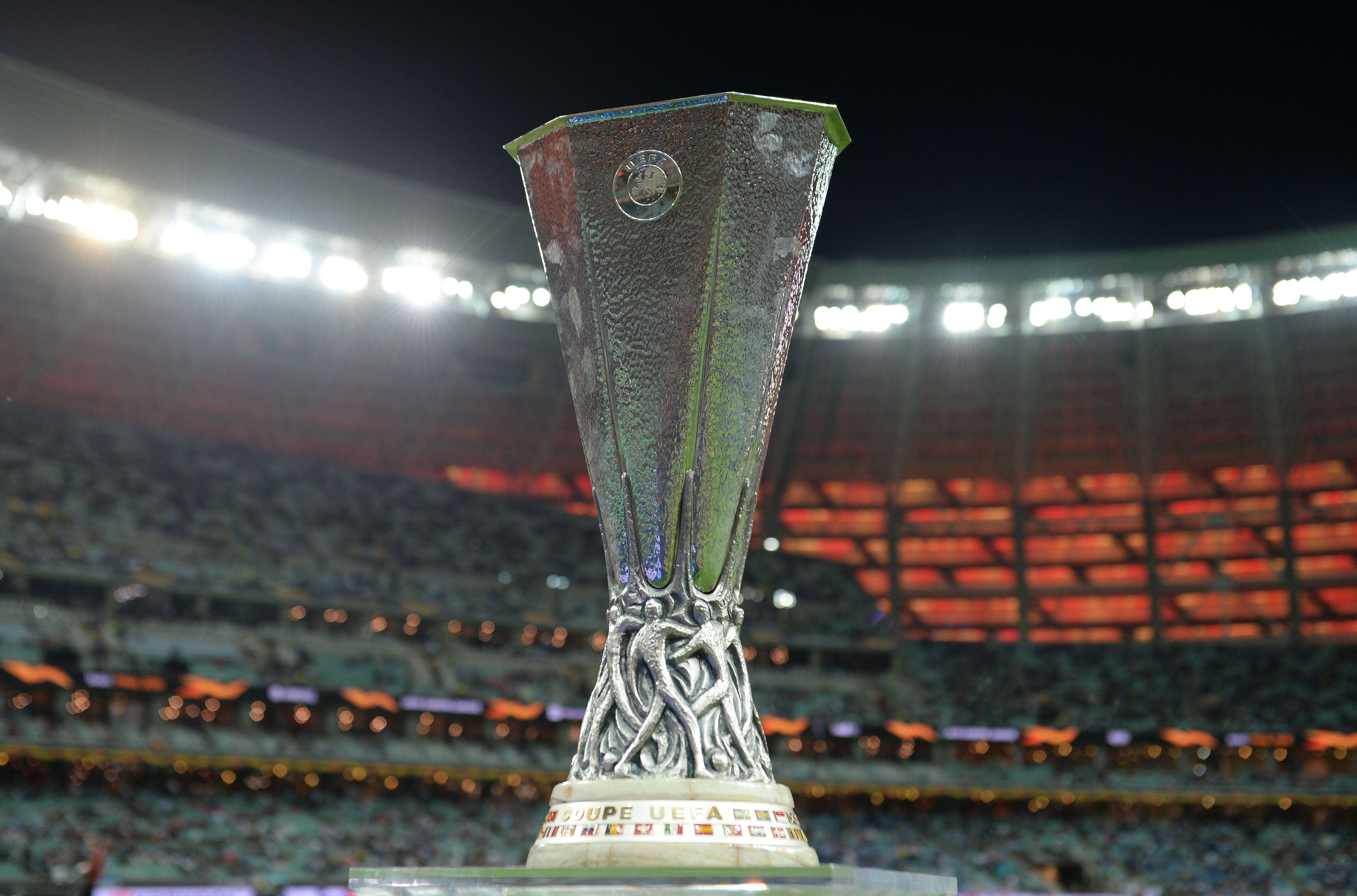 El trofeo oficial de la UEFA Europa League que se le entregará hoy al campeón