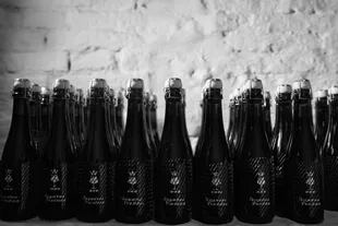 El 31 de mayo de 2015 hicieron la primera cocción de cerveza artesanal en su fábrica, hoy han hecho más de 70 variedades, que venden en botellas de champagne, con bozal y corcho
