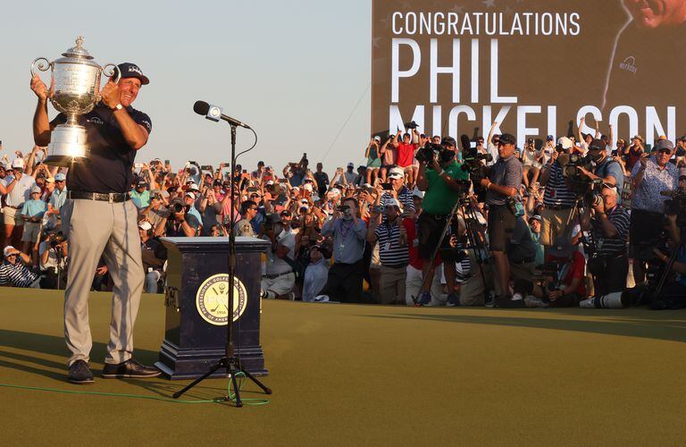 Phil Mickelson de los Estados Unidos celebra con el Trofeo Wanamaker después de ganar durante la ronda final del Campeonato PGA 2021 celebrado en el Ocean Course de Kiawah Island Golf Resort el 23 de mayo de 2021 en Kiawah Island, Carolina del Sur.