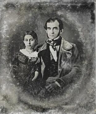 Florencio Varela en 1847, posando con su hija María en uno de los primeros  daguerrotipos que se tomaron en el Río de la Plata.