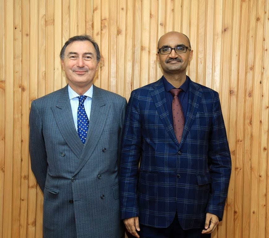 El embajador argentino en Etiopía, Gustavo Grippo, junto al ministro de Relaciones Exteriores de Etiopía, Aklilu Hailemichael