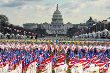 Las banderas se alinean en el National Mall frente al Capitolio de los Estados Unidos antes del inicio de la toma de posesión del presidente electo de los Estados Unidos, Joe Biden, y la vicepresidenta electa Kamala Harris
