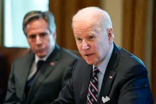 El presidente Joe Biden hablaen la Casa Blanca, en Washington,  mientras lo escucha su secretario de Estado, Antony Blinken. (AP Foto/Patrick Semansky)