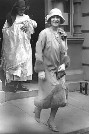  La duquesa de York abandona el 17 de Bruton Street, camino al bautizo de su hija, la princesa Isabel. (Foto de E. Bacon / Topical Press Agency / Getty Images)