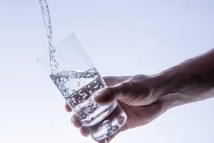 Un grupo de científicos estudió a 5.600 personas de diversas partes del mundo que afirmaban tomar entre uno y diez litros de agua por día