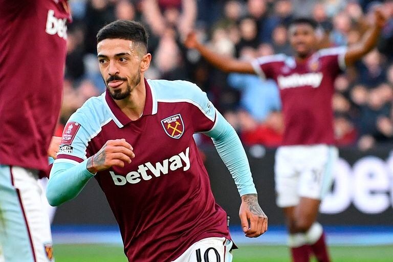 Manuel Lanzini celebrates in every possible way