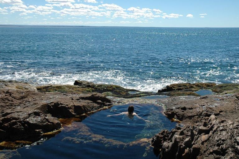 Las piletas naturales que se forman con el oleaje permiten un relax total