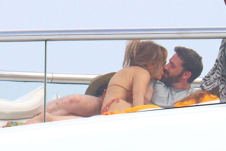 Photo © 2021 OneShotPix/The Grosby GroupSt.Tropez, July 24, 2021PREMIUM EXCLUSIVEJennifer Lopez and Ben Affleck on a romantic cruise aboard a yacht in the south of France