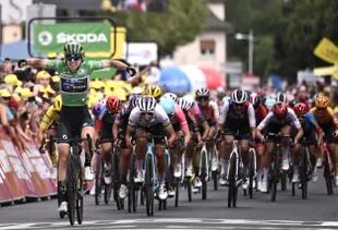 El festejo de Lorena Wiebes al cabo de los 175,6 km de la quinta etapa del Tour de Francia Femenino