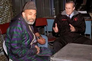 Karzai con Donald Rumsfeld, en 2001