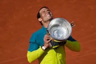 Rafael Nadal alza el trofeo de campeón del Abiero de Francia tras derrotar a Casper Ruud en la final, el 5 de junio de 2022. 
