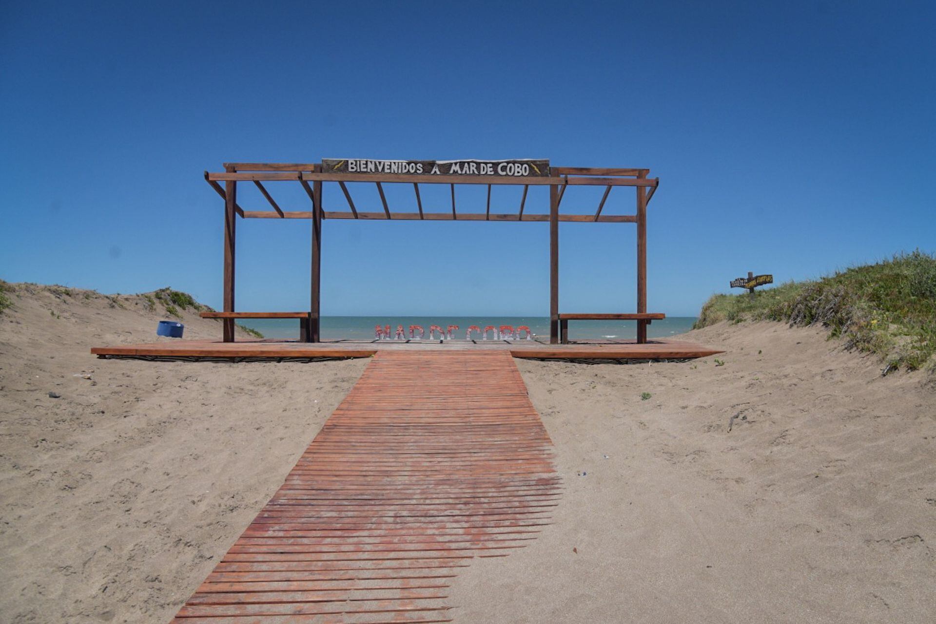 Un acceso a la playa de Mar de Cobo 