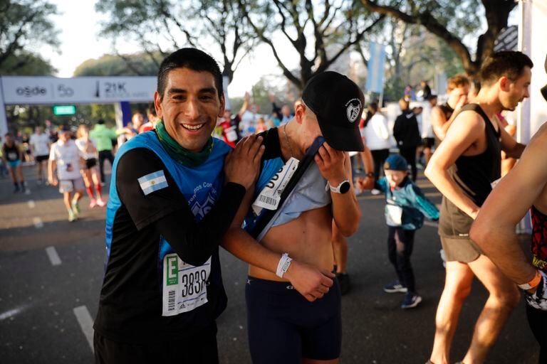 Emoción de los competidores, en la media maratón de Buenos Aires