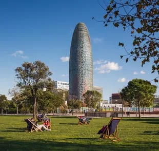 La obra se ubicará en el mirador de la Torre Glòries, diseñada por Jean Nouvel y antes conocida como Torre Agbar
