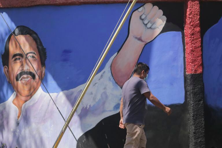 Un hombre pasa junto a un mural del presidente nicaragüense Daniel Ortega durante las elecciones generales en Managua