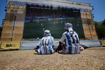 Esperando el partido de Argentina y Países Bajos en Parque Centenario