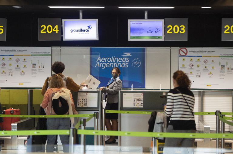 “Durante enero, Aerolíneas está realizando un promedio de 230 partidas diarias y transportando cerca de 24.000 pasajeros por día. La empresa está realizando un importante esfuerzo para sostener sus operaciones”, dijeron fuentes de la compañía