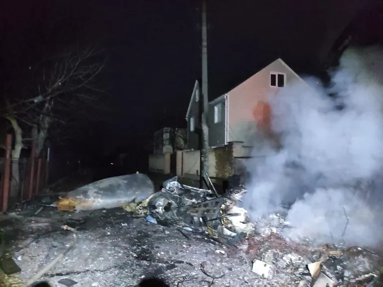 Un incendio in casa è stato registrato a seguito della caduta dei resti di un aereo su di essa.