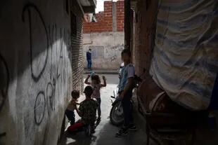 M. creció en los pasillos del Barrio Cildáñez, donde vecinas intentaron protegerla de los peligros de la vida en las calles