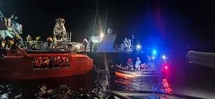 Una foto de la Guardia Costera griega muestra la operación de rescate del "Euroferry Olympia", cerca de la isla de Corfú, el 18 de febrero de 2022. 