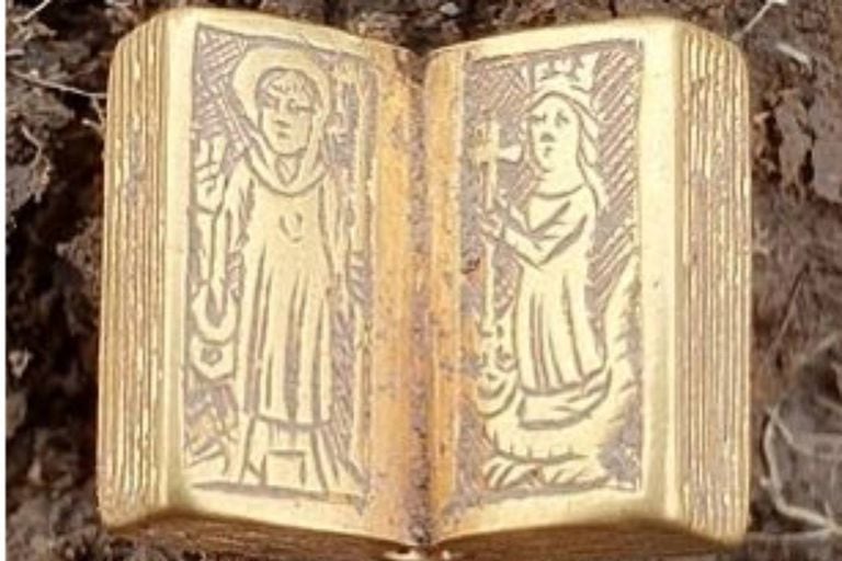 La Biblia moldeada en oro fue hallada en terrenos de cultivo en el condado de Yorkshire, en un predio que habría pertenecido a los dominios del rey Ricardo III