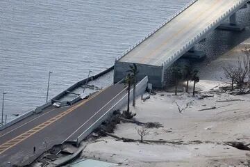 Vista aérea del puente Sanibel Causeway que se derrumbó en algunos lugares después de que el huracán Ian pasara por el área