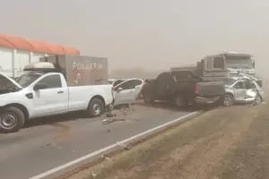 Dos muertos, decenas de heridos y un choque en cadena de 30 autos por tormentas de viento