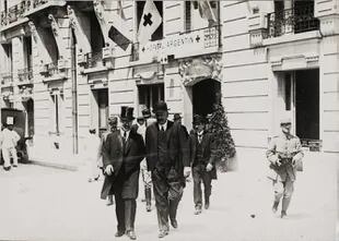 El Hospital Argentino en París se inauguró el 25 de mayo de 1917, día de fiesta patria. El subsecretario del servicio de Sanidad Justin Godard, se retira acompañado por Alvear.