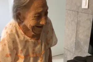 Una abuela le hizo un pedido especial a un asistente virtual y su reacción emocionó a todos