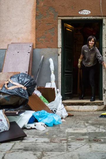 Al mal tiempo, buena cara: los venecianos se ven obligados a deshacerse de gran cantidad de muebles y objetos arruinados por las aguas.