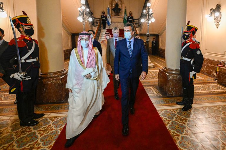 Sergio Massa junto al príncipe saudi, en una visita al Congreso de la Nación, el viernes pasado