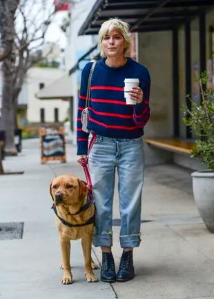 Selma Blair salió a tomar un café con su perro de servicio Scout cerca de su casa en Los Ángeles. Con un sweater rayado en azul y rojo y baggy jeans azul claro, la artista sonrió para los fotógrafos 