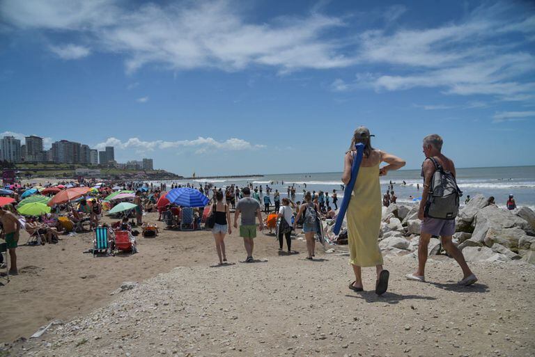 Turistas disfrutan de una jornada de sol y playa en Mar del Plata