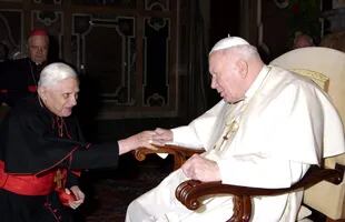 El entonces cardenal alemán Joseph Ratzinger saluda al papa Juan Pablo II, en 2005