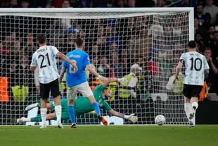 Paulo Dybala anotando el tercer gol argentino ante Italia, en el estadio de Wembley, en Londres. 