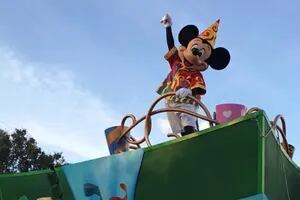 Disneyland de California reabrió sus puertas, pero sin abrazos de Mickey