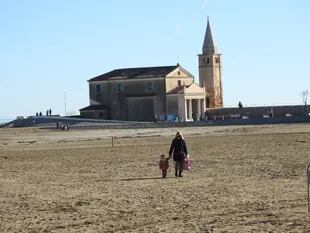 Vista de la iglesia de Madonna dell'Angelo en la playa de Caorle