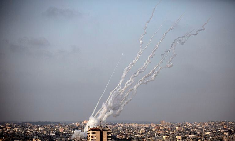 En esta imagen del 10 de mayo de 2021, se ven cohetes disparados desde la Franja de Gaza hacia Israel. (AP Foto/Khalil Hamra, Archivo)