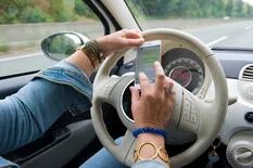 El celular y WhatsApp: las principales causas de las distracciones al volante
